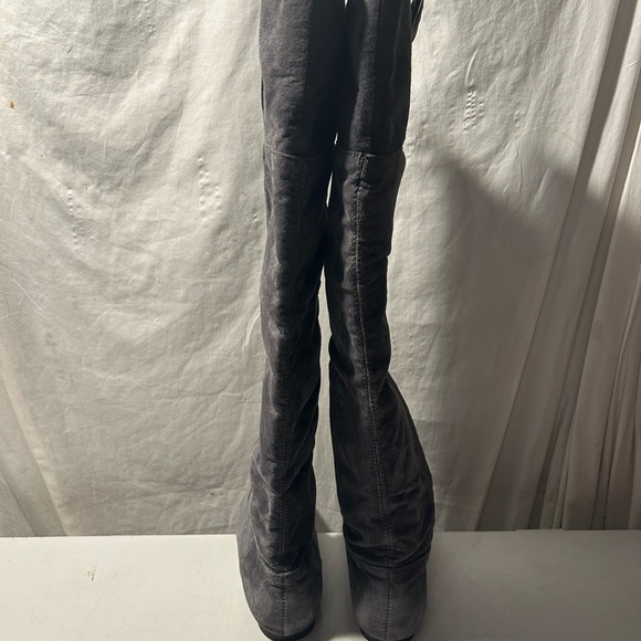 Chinese Laundry flat gray suede boots snap sides size 5.5 NWT - Picture 3 of 5